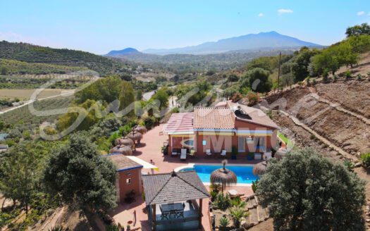 Charming unfurnished finca of 135m2, built in 2004 and located just 10 minutes from the center of Coin, offers fantastic panoramic views.