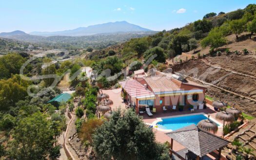 Charming unfurnished finca of 135m2, built in 2004 and located just 10 minutes from the center of Coin, offers fantastic panoramic views.