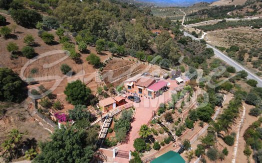 Charming unfurnished finca of 135m2, built in 2004 and located just 10 minutes from the center of Coin, offers fantastic panoramic views.