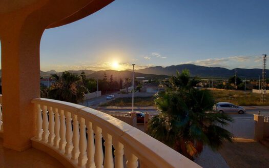 Beautiful villa with spectacular views / in the province of Alicante