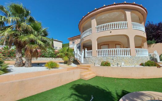 Beautiful villa with spectacular views / in the province of Alicante