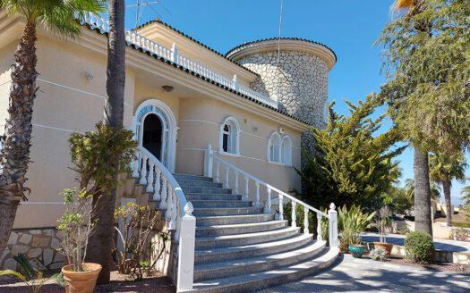 Super villa overlooking the golf course and the sea in Rojales