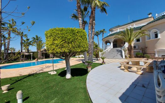 Super villa overlooking the golf course and the sea in Rojales